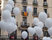 بالصور.. إسبان يطلقون البلالين خلال مظاهرة على خلفية أزمة استقلال كتالونيا