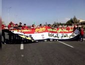 بالفيديو.. الجماهير ترفع لافتة "كأس العالم يا حلاوة" اثناء سيرهم لحضور مباراة الكونغو