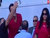 شاهد.. يوسف الشريف وزوجته يشجعان الفراعنة من برج العرب