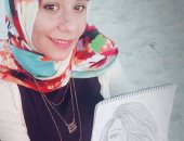 بالصور.. " فاطمة خالد " تبدع فى رسم لوحات الرصاص وألوان المياه