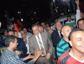 بالصور.. محافظ الجيزة يشارك المصريين فرحتهم بالتأهل من "مصطفى محمود"