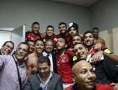 شاهد.. وزير الرياضة يحتفل مع لاعبى المنتخب بعد التأهل للمونديال