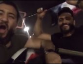 بالفيديو .. تامر حسنى يجوب الشوارع بسيارته احتفالا بالتأهل لكأس العالم