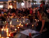 بالصور.. وقفة بالشموع لإحياء ذكرى مرور الأسبوع الأول على حادث "لاس فيجاس"