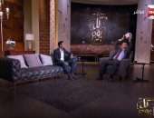 بالفيديو.. آسر ياسين وعمرو أديب يتبادلان المهارات الكروية داخل أستوديو "كل يوم"