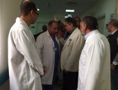 بالفيديو.. وزير الصحة معنفا طبيبا بالقصير: "متلبسش شبشب تانى فى المستشفى"