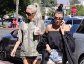 بالصور.. كيم وكورتنى كاردشيان فى جولة تسوق لمستلزمات الأطفال