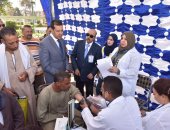 محافظ أسيوط يتفقد القافلة الطبية بقرية بنى طالب بمركز الفتح  
