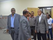 محافظ قنا يجرى جولة مفاجئة بمجلس مدينة قنا