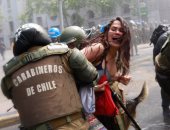 بالصور.. اعتقال متظاهرين فى تشيلى رافضين لاحتفالات "يوم كولومبوس"