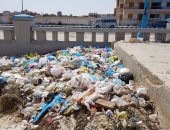 قارئ يشكو تراكم القمامة بشاطئ النخيل فى مرسى مطروح