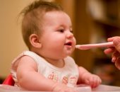 خبيرة تغذية توضح جدول إطعام الأطفال من سن 5 شهور حتى عام