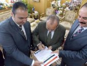 بالصور.. محافظ دمياط يوقع أول استمارة لحملة "علشان تبنيها"