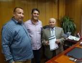 بالصور.. موظفو قطاع البترول يوقعون استمارة "علشان تبنيها" لدعم السيسى