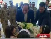 بالفيديو.. الرئيس السيسى يصل العاصمة الإدارية.. والأطفال يستقبلونه بباقات الزهور