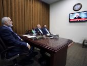 بالصور.. "هنية" يشاهد مراسم توقيع المصالحة بين فتح وحماس من مكتبة فى غزة