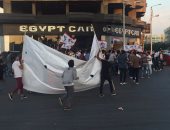 بالصور.. الآلاف من مشجعي الزمالك يحتشدون لاستقبال لاعبي الفريق فى المنصورة