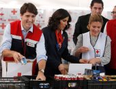 بالصور.. رئيس وزراء كندا وزوجته يشاركون فى أعمال الصليب الأحمر بمكسيكو سيتى
