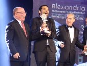 عمرو سعد مازحًا: أهدى جائزتى بـ"الإسكندرية السينمائى" لنفسى