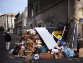 القمامة تملئ شوارع مدينة مارسيليا الفرنسية