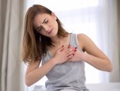 أعراض السكتة القلبية عند النساء منها الشعور بألم فى المعدة وضيق تنفس