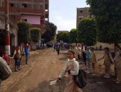 بالصور.. تلاميذ مدرسة يودعون معلمهم لمثواه الأخير بطابور حتى المقابر ببنها