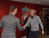 بالصور.. مورينيو يصافح فان جال قبل مباراة ليفربول ومانشستر يونايتد