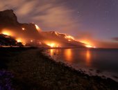 رجال الإطفاء يخمدون حرائق غابات جنوب إفريقيا
