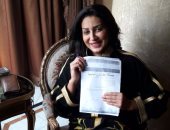 وفاء عامر توقع على استمارة "علشان تبنيها" لدعم ترشح الرئيس السيسى 