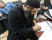 بالصور.. مواطنون يوقعون على استمارة "علشان تبنيها" لدعم الرئيس السيسي