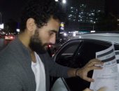 باسم مرسى يوقع على استمارة "علشان تبنيها" لترشيح السيسي لفترة ثانية