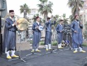 بالصور.. فرق مهرجان الأغنية تغني فى شوارع الإسكندرية ضمن فعالياته بالمجان