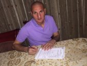 مدرب حراس الأهلي يوقع على استمارة "علشان تبنيها" لدعم السيسي