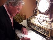 بالصور.. حسين فهمى يوقع استمارة علشان تبنيها لترشيح السيسى فترة ثانية