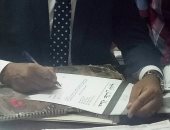 النائب صلاح حسب الله يوقع استمارة "علشان تبنيها" لترشيح السيسى لفترة ثانية