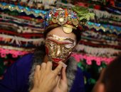 عروس بلغارية مسلمة تزين وجهها بالترتر والذهب فى حفل زفافها