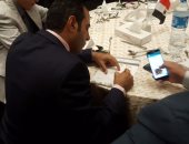 النائب محمود حسين يوقع استمارة "علشان تبنيها"