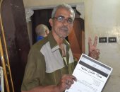 بالصور.. إقبال مواطنى حى المناخ ببورسعيد على توقيع استمارة "علشان تبنيها"