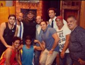 أشرف عبد الباقى ونجوم مسرح مصر يستقبلون "بيج رامى" أثناء حضوره أحد عروضهم