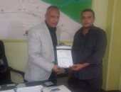 بالصور.. رئيس مدينة الواسطى ببنى سويف ونوابه يوقعون استمارات "علشان تبنيها"