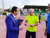 بالصور ..حسام حسن يوقع استمارة حملة "علشان تبنيها" ببورسعيد