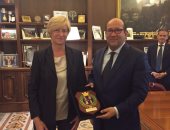 سفير مصر فى روما يبحث مع وزيرة الدفاع الإيطالية سبل مكافحة الإرهاب