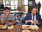 نائب رئيس جامعة عين شمس يتفقد مطاعم المدينة الجامعية ويتناول وجبة مع الطلاب