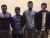القبض على 5 عاطلين لسرقتهم طالب تحت تهديد السلاح فى المنوفية 