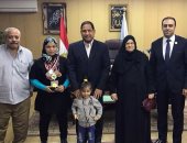 محافظ الغربية يوفر فرصة عمل لبطلة دولية فى رفع الأثقال بالشباب والرياضة