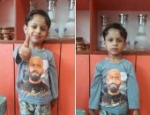 طفل فلسطينى يرتدى تيشرت بصورة محمد رمضان والأخير يعلق: أكتر حاجة أسعدتنى