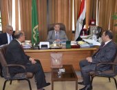 محافظ الإسماعيلية يناقش مع وفد مجلس الوزراء تفعيل منظومة الشكاوى إلكترونيا