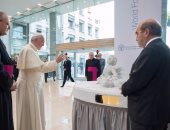 بالصور..البابا فرنسيس يهدى منظمة "الفاو" تمثالا للطفل السورى الغارق إيلان