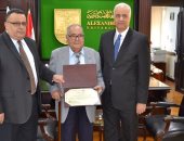 رئيس جامعة الإسكندرية يكرم أقدم أستاذ جامعى بمصر بعد 70 سنة خدمة
