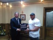 بالفيديو..عبد العزيز  يهدى درع وزارة الرياضة لـ "بيج رامى"